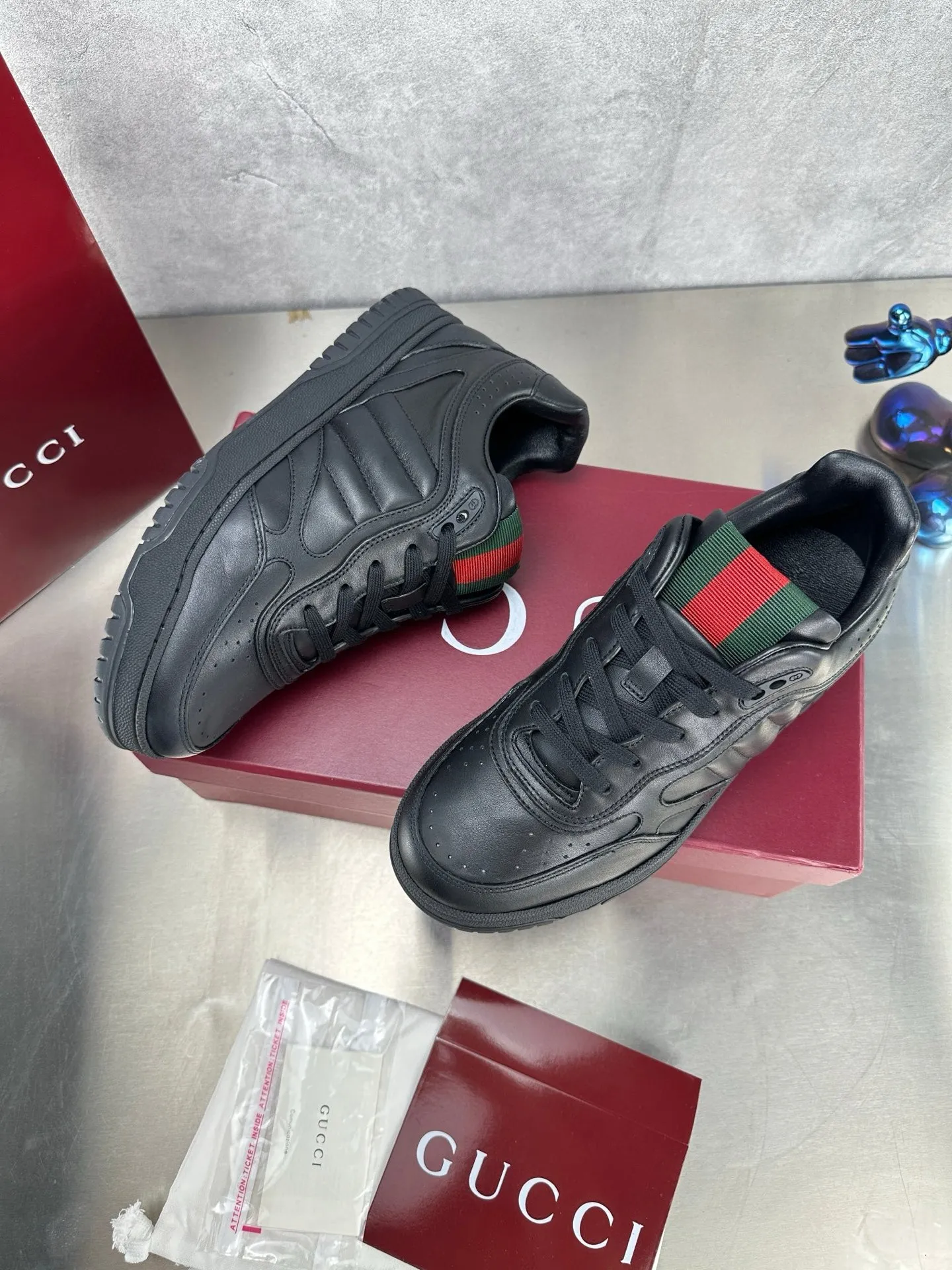 Factory price: 640💰The top version of Gucci Gucci's latest hot-selling couple's sneaker series is shipped. The original version is purchased, developed and manufactured. This high-low top sneaker adopts a basketball-style silhouette design, cleverly incorporating hollow panels and distressed effects, showing its unique ingenuity. The ingenuity incorporates brand logo details such as interlocking Double G styling accessories and Gucci lettering, a low-key tribute to the brand's design heritage. Exquisite packaging at the delivery counter 🛍📦 ▪️ Fabric: Original customized imported first-layer cowhide ▪️ Inner lining: Imported first-layer cowhide ▪️ Sole: Original molded TPU sole ▪️ Sole thickness: 3cm ▪️ Size: Women's 35-41 Men's 38-45 (Female 41, Men 38 45 customized) ▪️ p